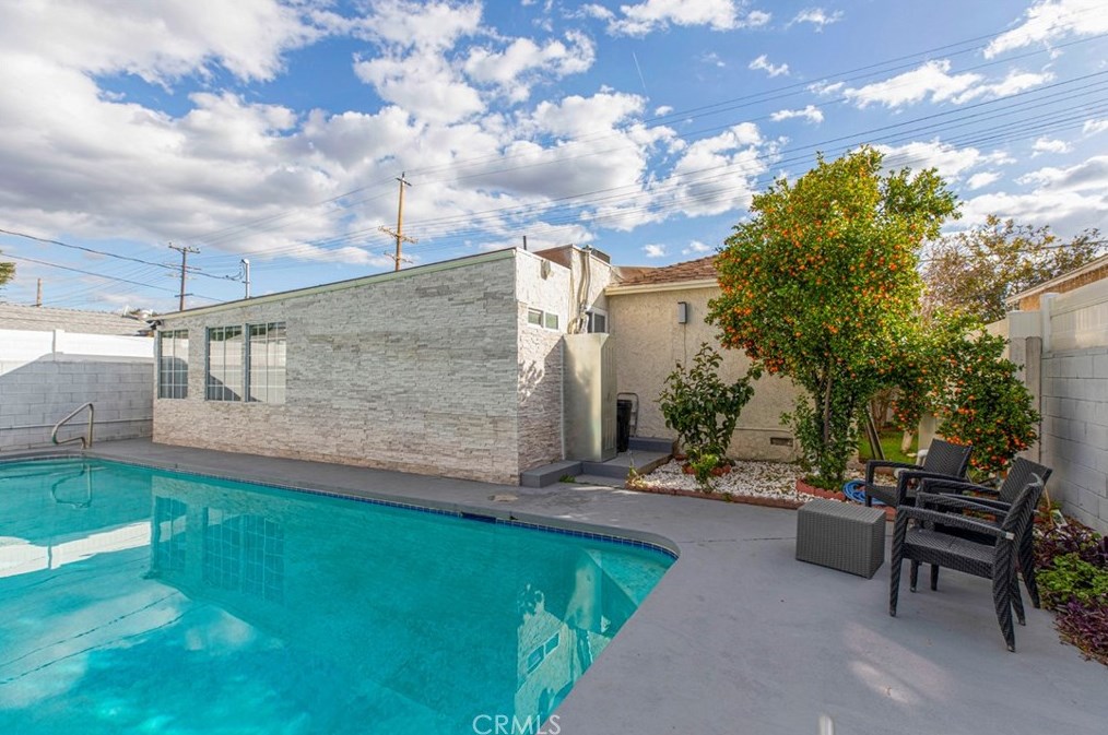 17921 Vanowen St, Los Angeles CA  91335-5637 exterior