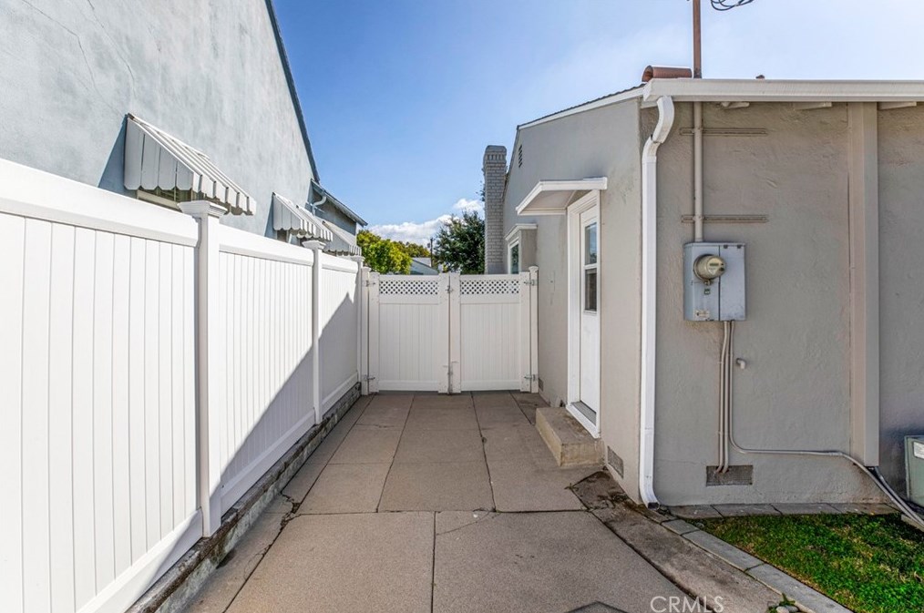 1235 Cleveland Rd, Glendale CA  91202-2005 exterior