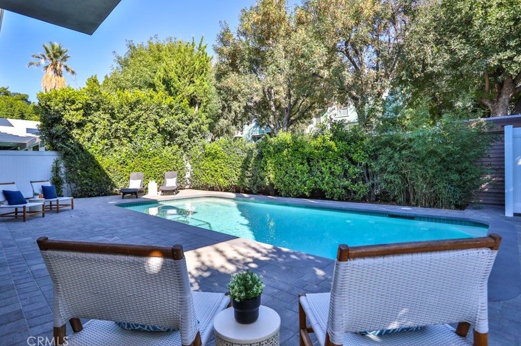 5810 Mammoth Ave, Van Nuys CA  91401-4419 exterior