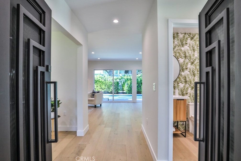 5810 Mammoth Ave, Van Nuys CA  91401-4419 exterior