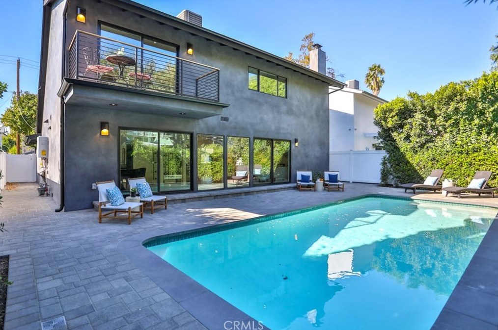 5810 Mammoth Ave, Van Nuys CA  91401-4419 exterior