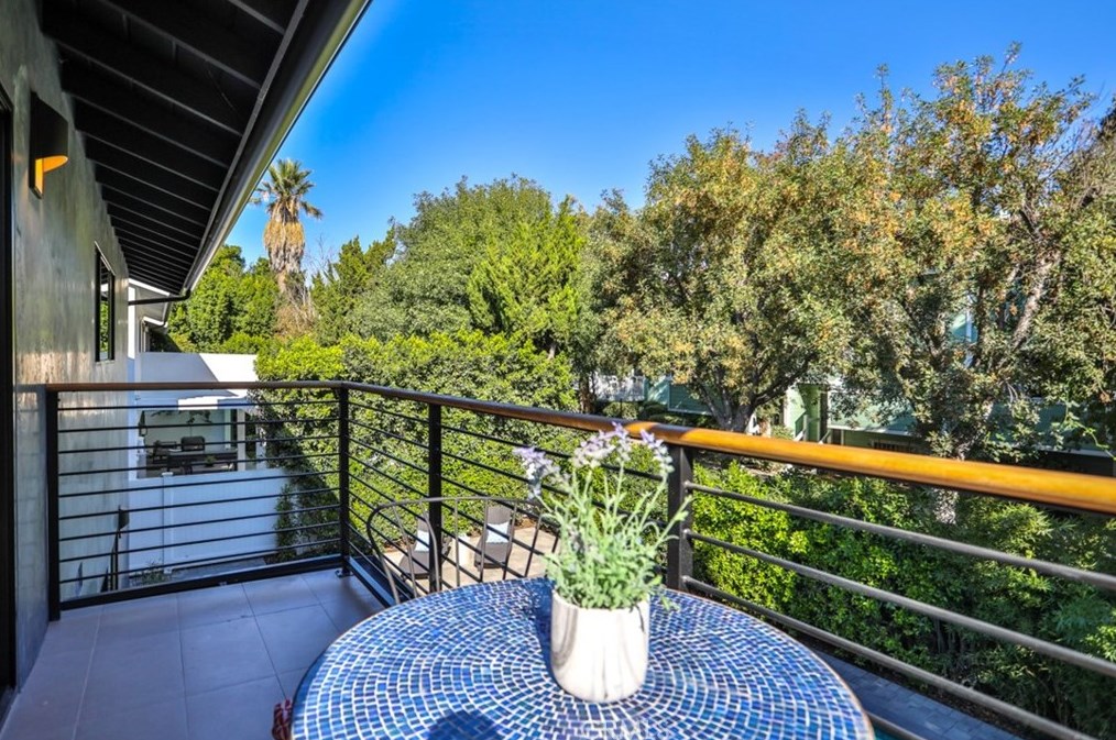5810 Mammoth Ave, Van Nuys CA  91401-4419 exterior