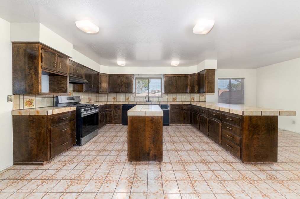 44745 Lowtree Ave, Lancaster CA  exterior