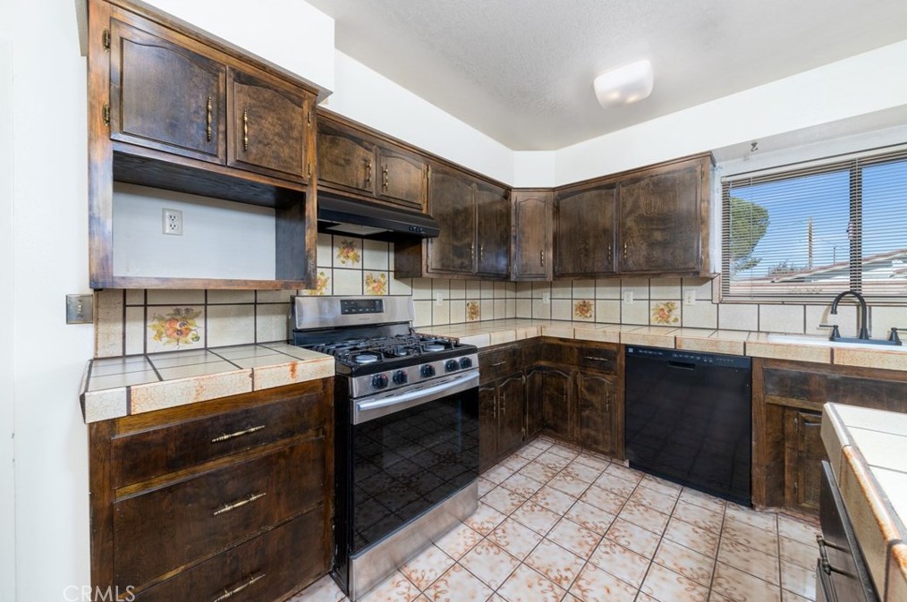 44745 Lowtree Ave, Lancaster CA  exterior