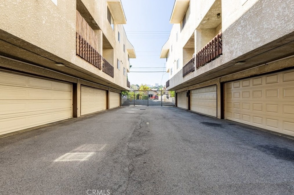 711 Acacia Ave, Glendale CA  91205-3021 exterior