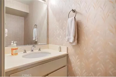 9555 Via Venezia, Burbank, CA 91504 - Photo 13