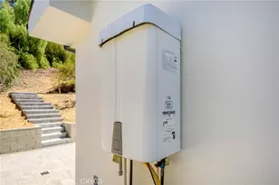 8600 Bluffdale Dr, Los Angeles, CA 91352 - Photo 33