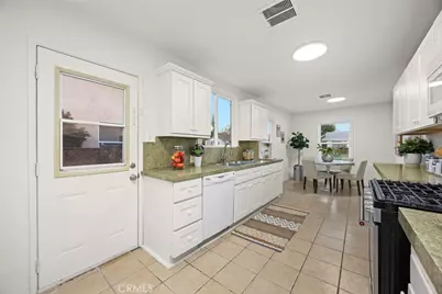 5052 Newcastle, Encino, CA 91316 - Photo 15