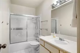 9555 Via Venezia, Burbank, CA 91504 - Photo 25