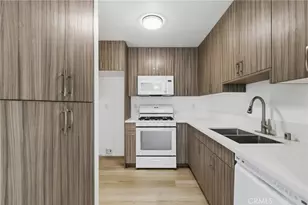 22137 Burbank, Woodland Hills, CA 91367 - Photo 3