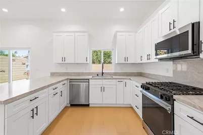 10024 Norwich Avenue, Mission Hills (San Fernando), CA 91345 - Photo 27