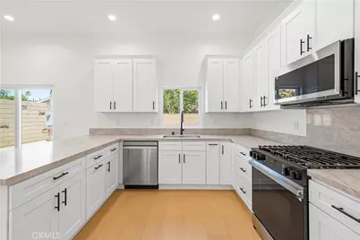 10024 Norwich Avenue, Mission Hills (San Fernando), CA 91345 - Photo 27