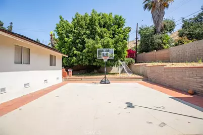 7792 Shadyspring, Burbank, CA 91504 - Photo 37