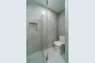 902 E Walnut Avenue, Burbank, CA 91501 - Photo 15