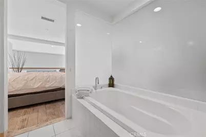 1100 Wilshire Boulevard #1707, Los Angeles, CA 90017 - Photo 25
