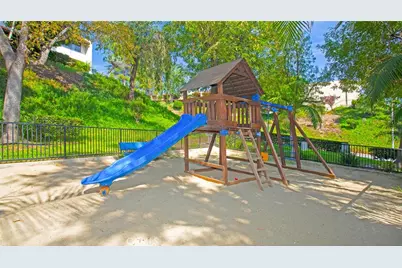 9512 Via Venezia, Burbank, CA 91504 - Photo 71