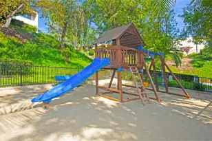 9512 Via Venezia, Burbank, CA 91504 - Photo 71