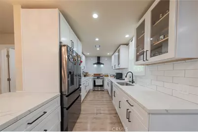 9720 Hayvenhurst, North Hills, CA 91343 - Photo 19