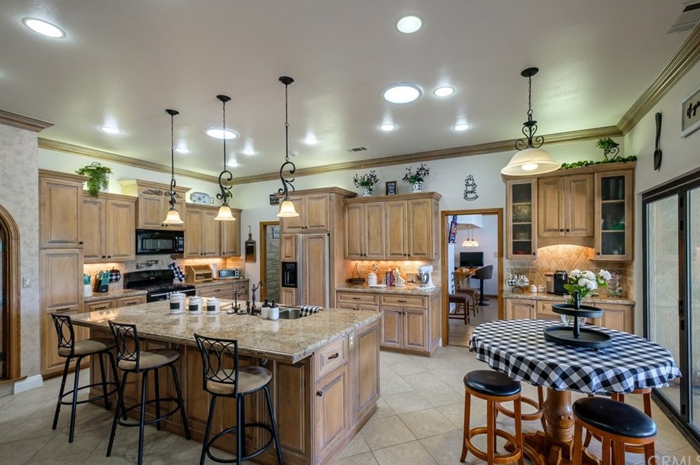 12958 Valley View Ct, Apple Valley CA  92308-6184 exterior