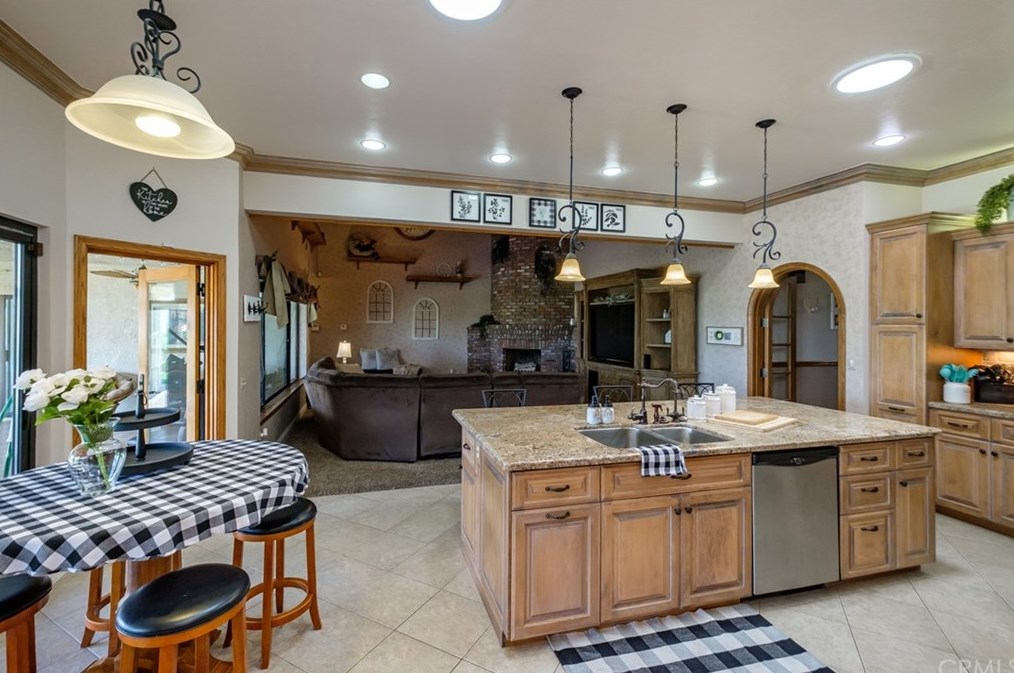 12958 Valley View Ct, Apple Valley CA  92308-6184 exterior