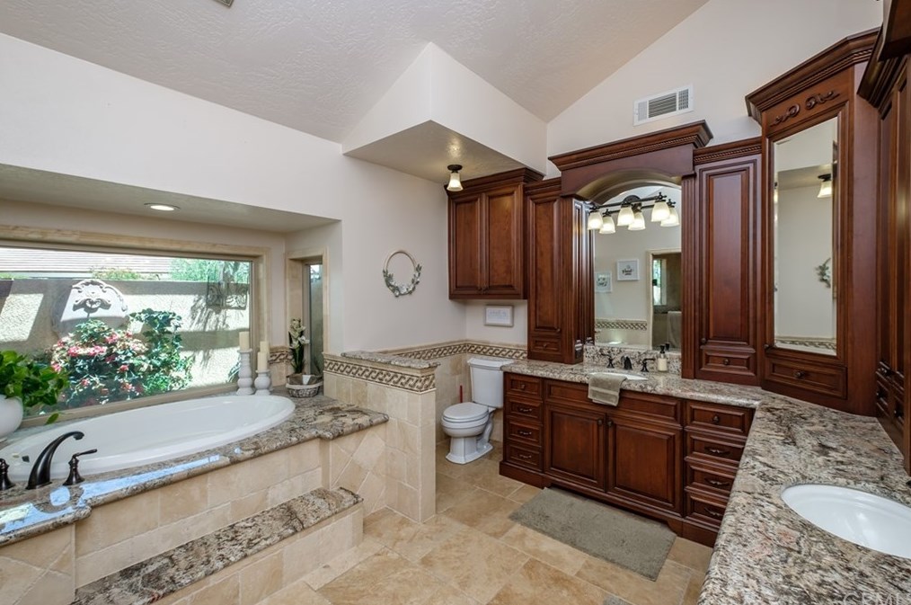 12958 Valley View Ct, Apple Valley CA  92308-6184 exterior