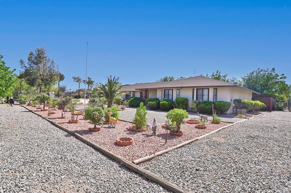 8356 Hickory Ave, Hesperia CA  92345-3818 exterior