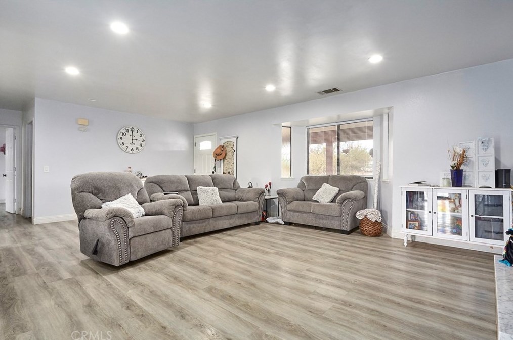 7461 Oakwood Ave, Hesperia CA  92345-4145 exterior