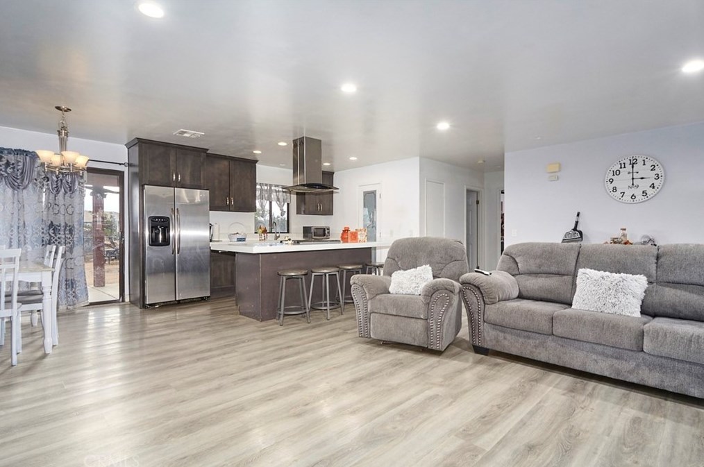 7461 Oakwood Ave, Hesperia CA  92345-4145 exterior