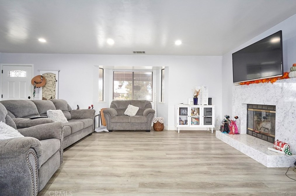 7461 Oakwood Ave, Hesperia CA  92345-4145 exterior
