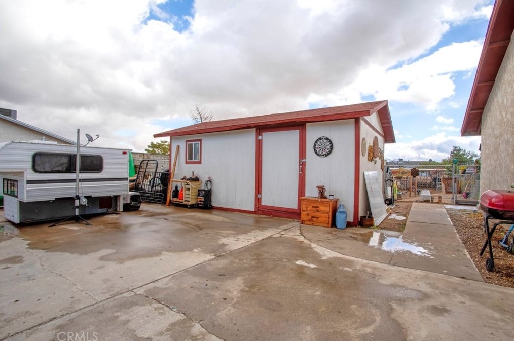 7461 Oakwood Ave, Hesperia CA  92345-4145 exterior