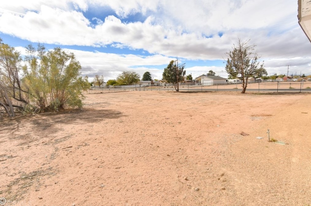 14731 Pawnee Rd, Apple Valley CA  92307-4028 exterior