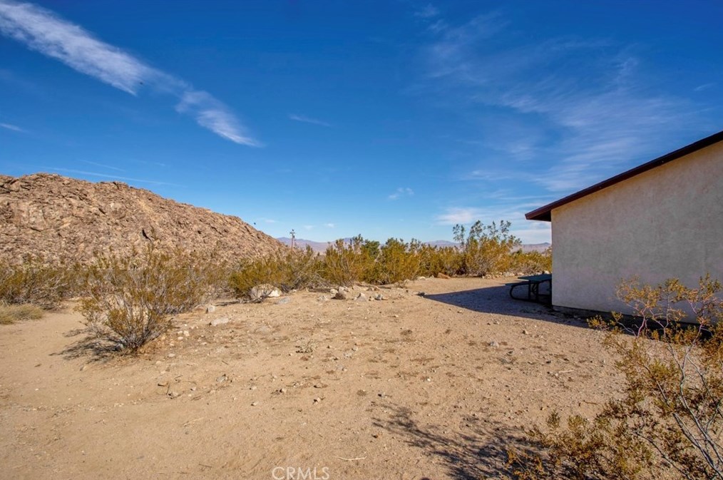 32232 Topaz Rd, Lucerne Valley CA  92356-8563 exterior