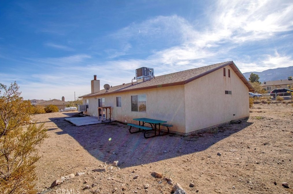 32232 Topaz Rd, Lucerne Valley CA  92356-8563 exterior