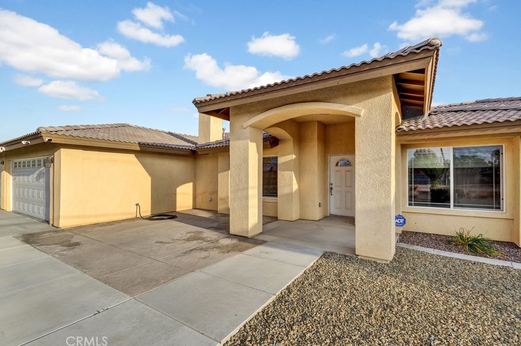 18281 Redding St, Hesperia CA  92345-7163 exterior