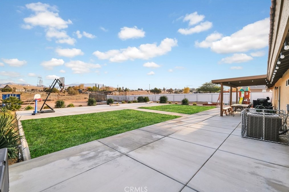 18281 Redding St, Hesperia CA  92345-7163 exterior