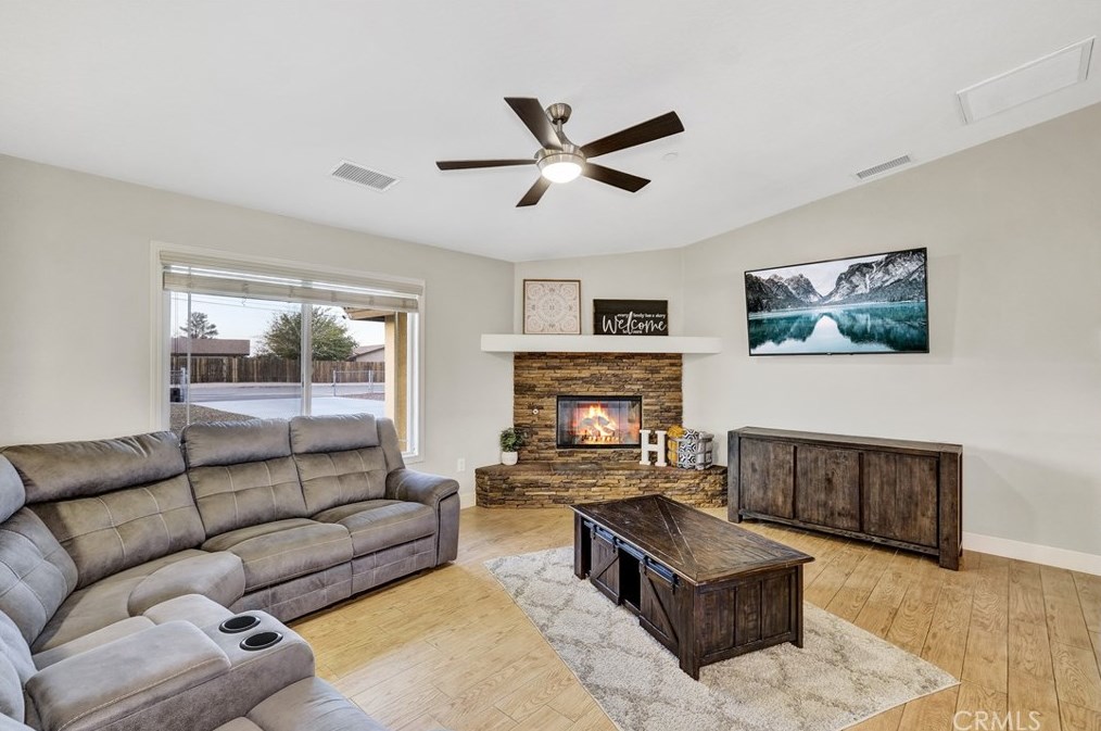 18281 Redding St, Hesperia CA  92345-7163 exterior