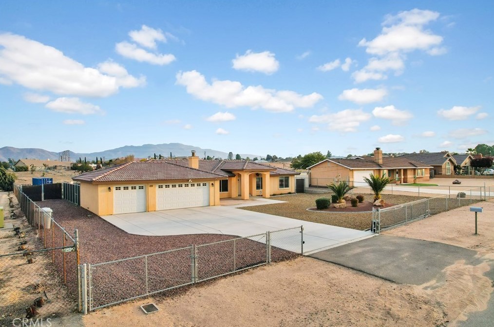 18281 Redding St, Hesperia CA  92345-7163 exterior