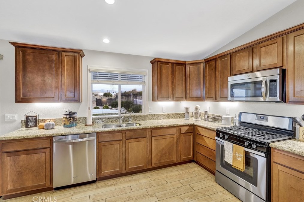 18281 Redding St, Hesperia CA  92345-7163 exterior