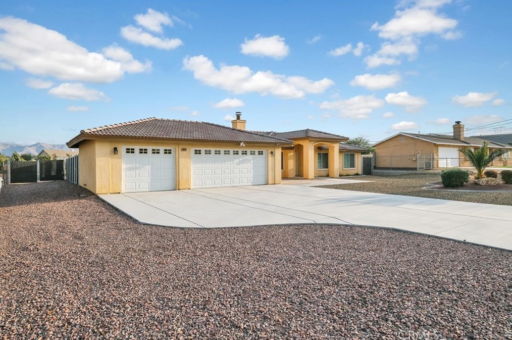 18281 Redding St, Hesperia CA  92345-7163 exterior