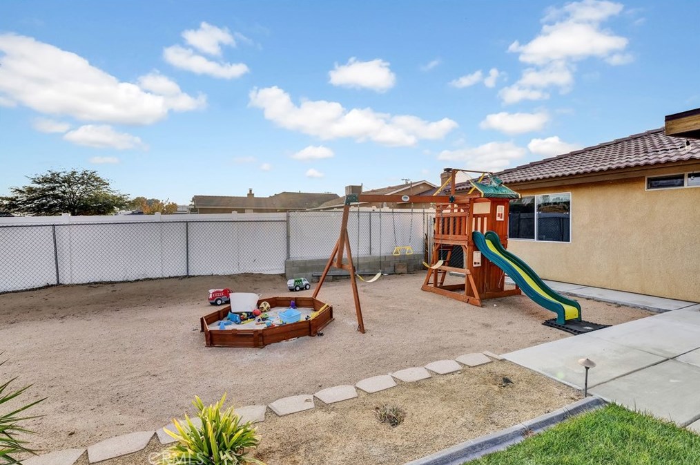 18281 Redding St, Hesperia CA  92345-7163 exterior