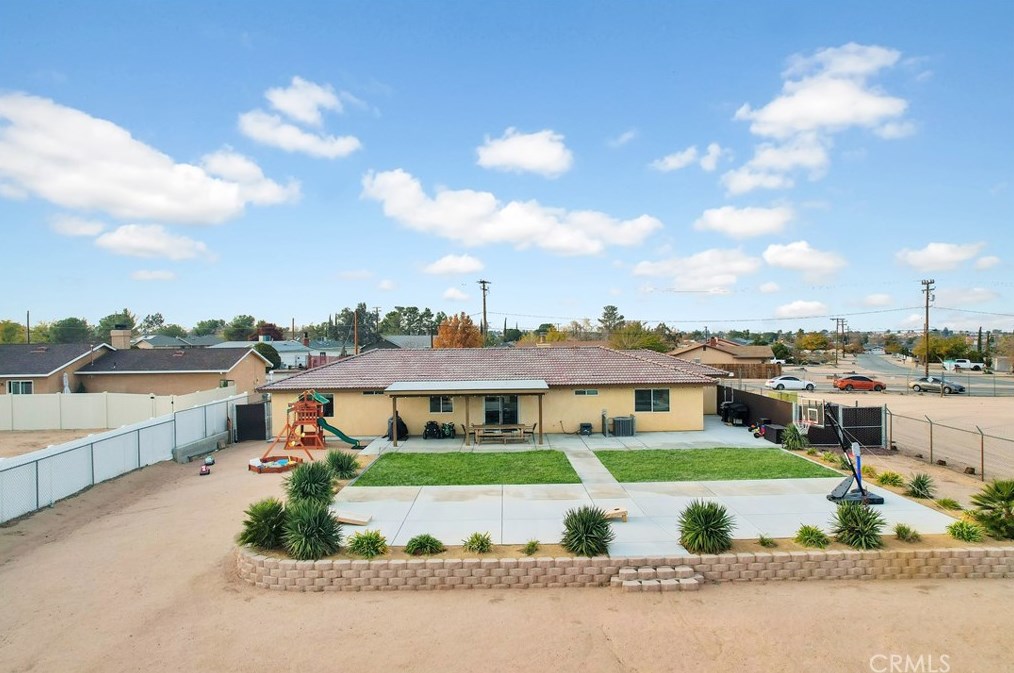 18281 Redding St, Hesperia CA  92345-7163 exterior