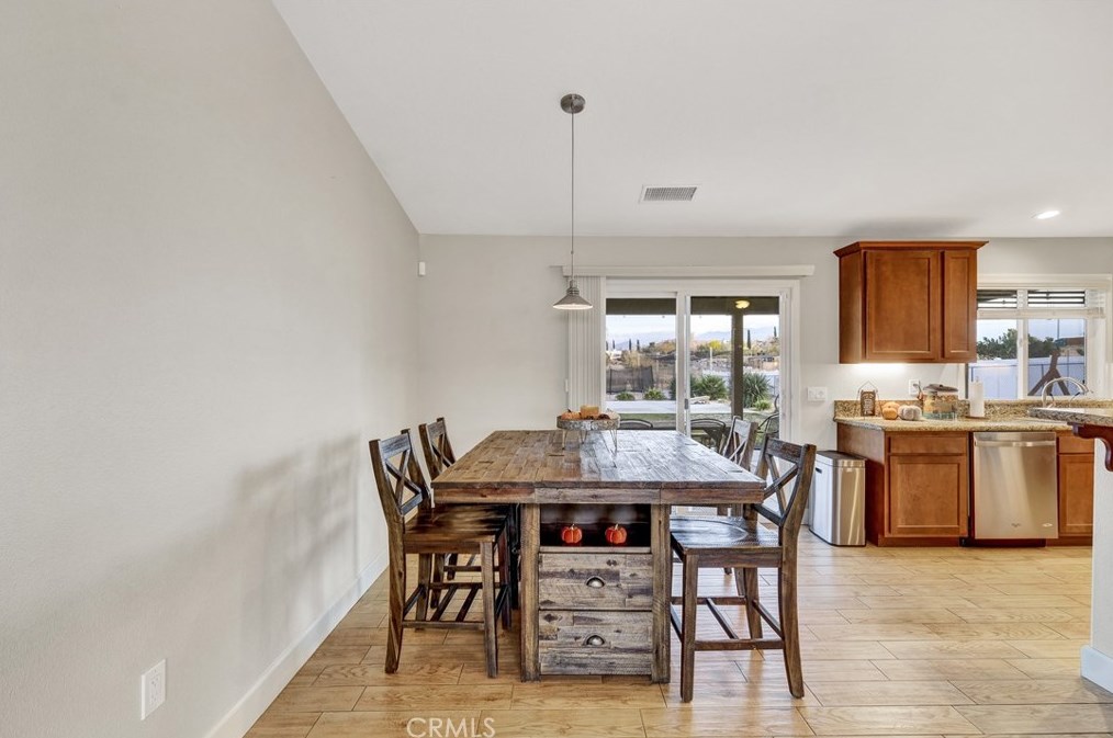 18281 Redding St, Hesperia CA  92345-7163 exterior