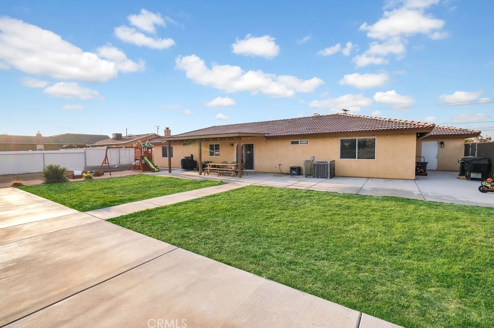 18281 Redding St, Hesperia CA  92345-7163 exterior