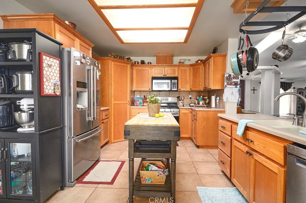 8430 10th Ave, Hesperia CA  92345-3935 exterior