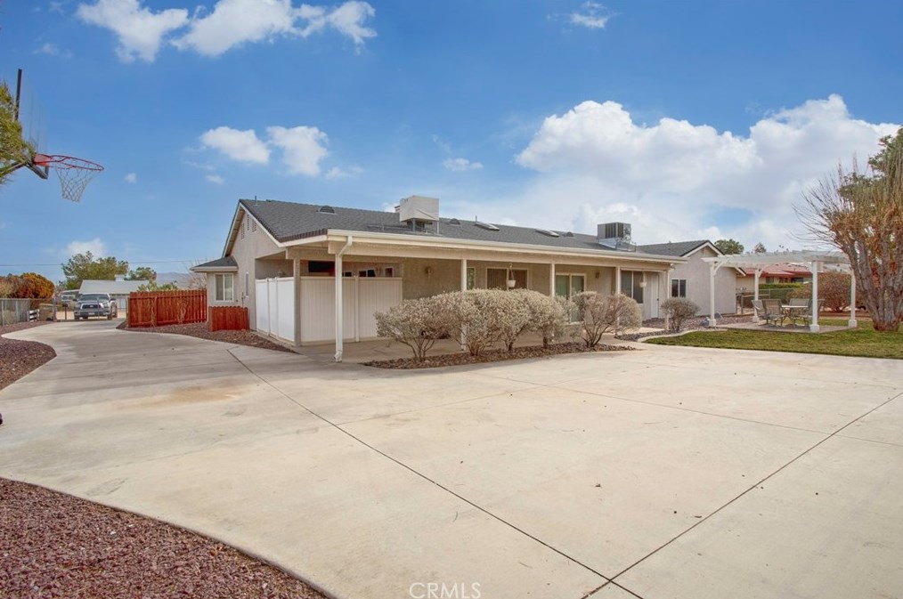 8430 10th Ave, Hesperia CA  92345-3935 exterior