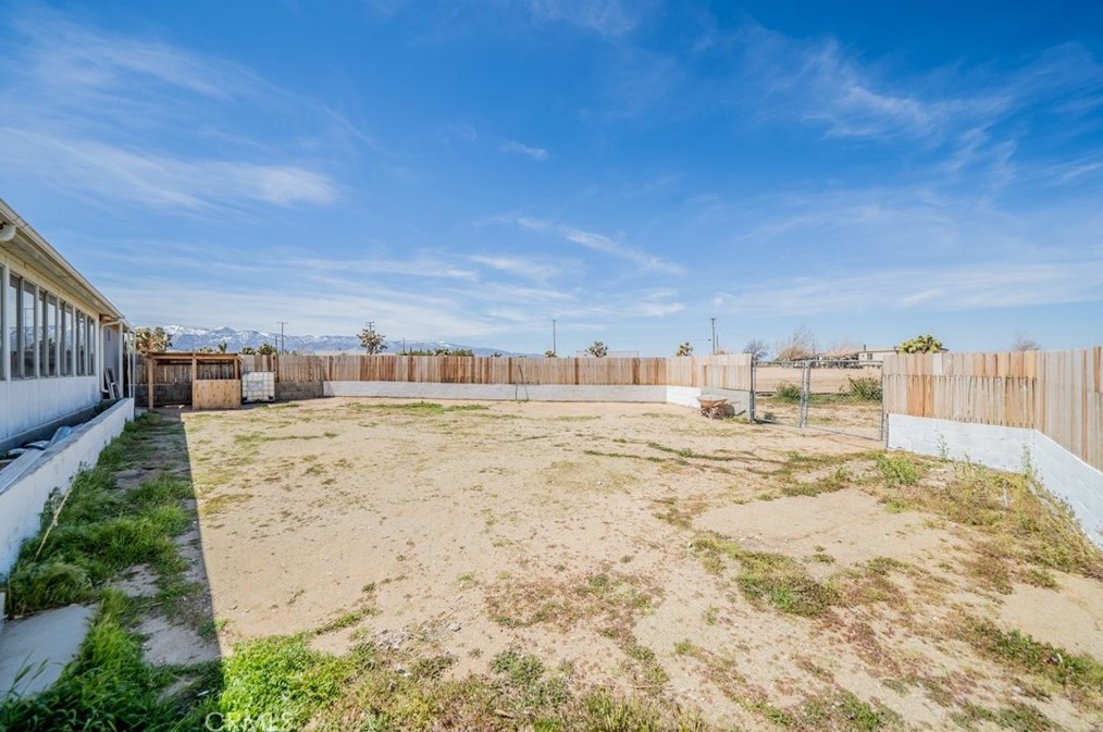 7868 Mesa Rd, Phelan CA  92371-6553 exterior