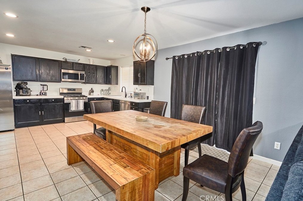 9385 Sapphire Ave, Hesperia CA  92344-4682 exterior