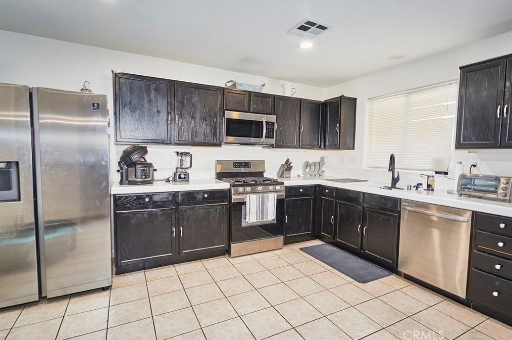 9385 Sapphire Ave, Hesperia CA  92344-4682 exterior