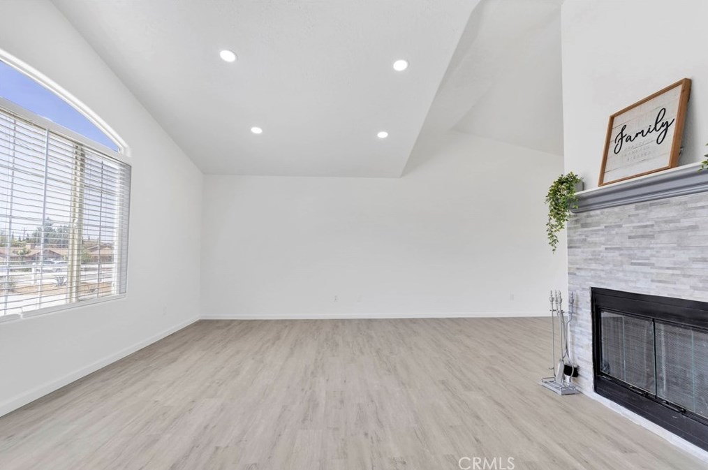 8951 Grapefruit Ave, Hesperia CA  92345-6514 exterior