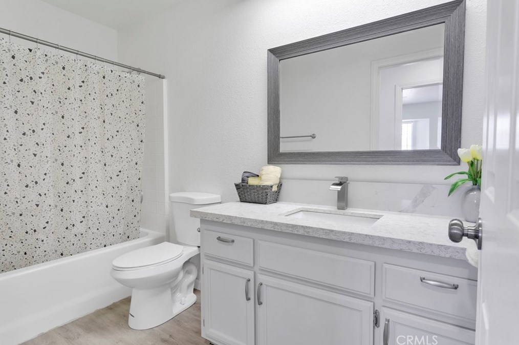 8951 Grapefruit Ave, Hesperia CA  92345-6514 exterior